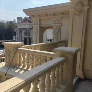 临汾 黄金麻别墅外墙干挂雕花配合阳台栏杆花瓶柱