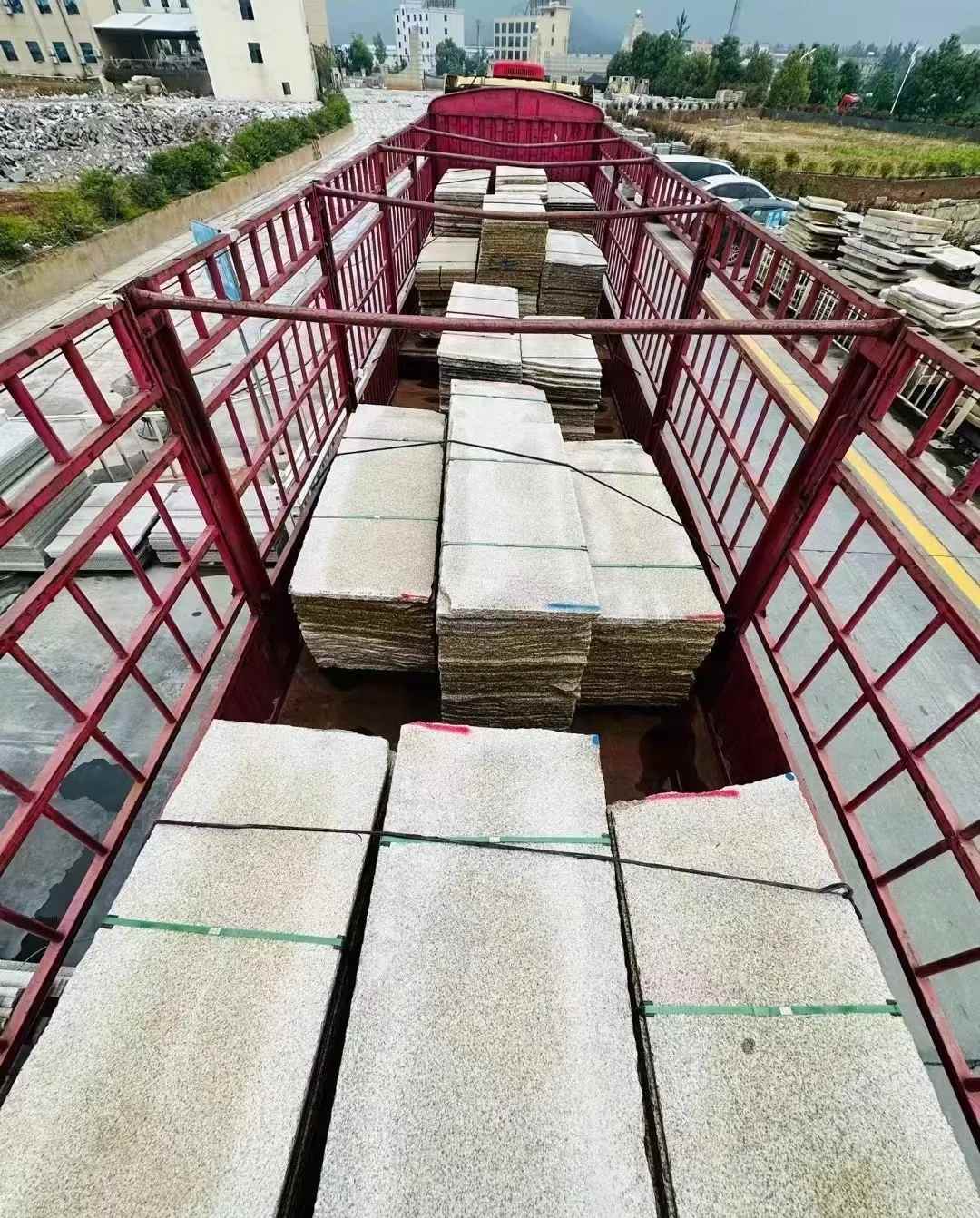 临汾 黄金麻花岗岩荔枝面，光面毛板装车完成