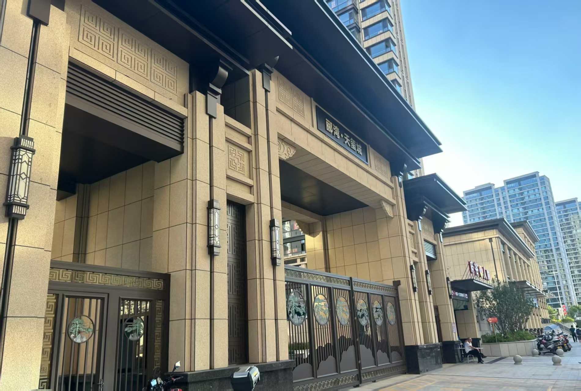 临汾 黄金麻花岗岩荔枝面小区门楼外墙干挂