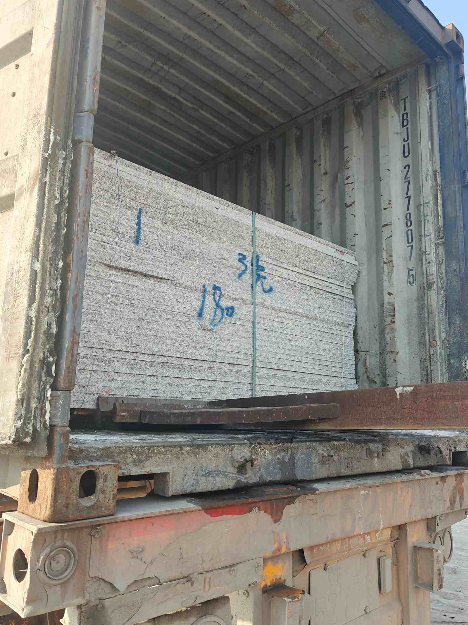 临汾 芝麻白花岗岩石材3.0公分光面毛板装柜出货