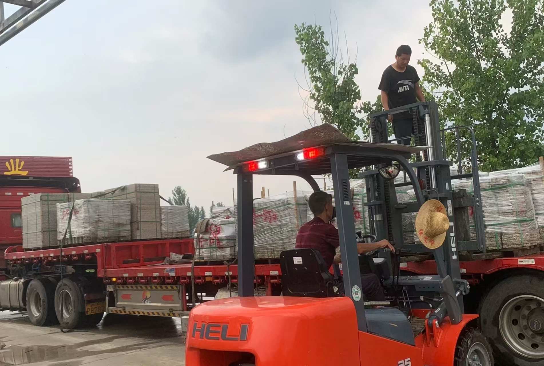 临汾 黄金麻冰裂纹，地铺石装车