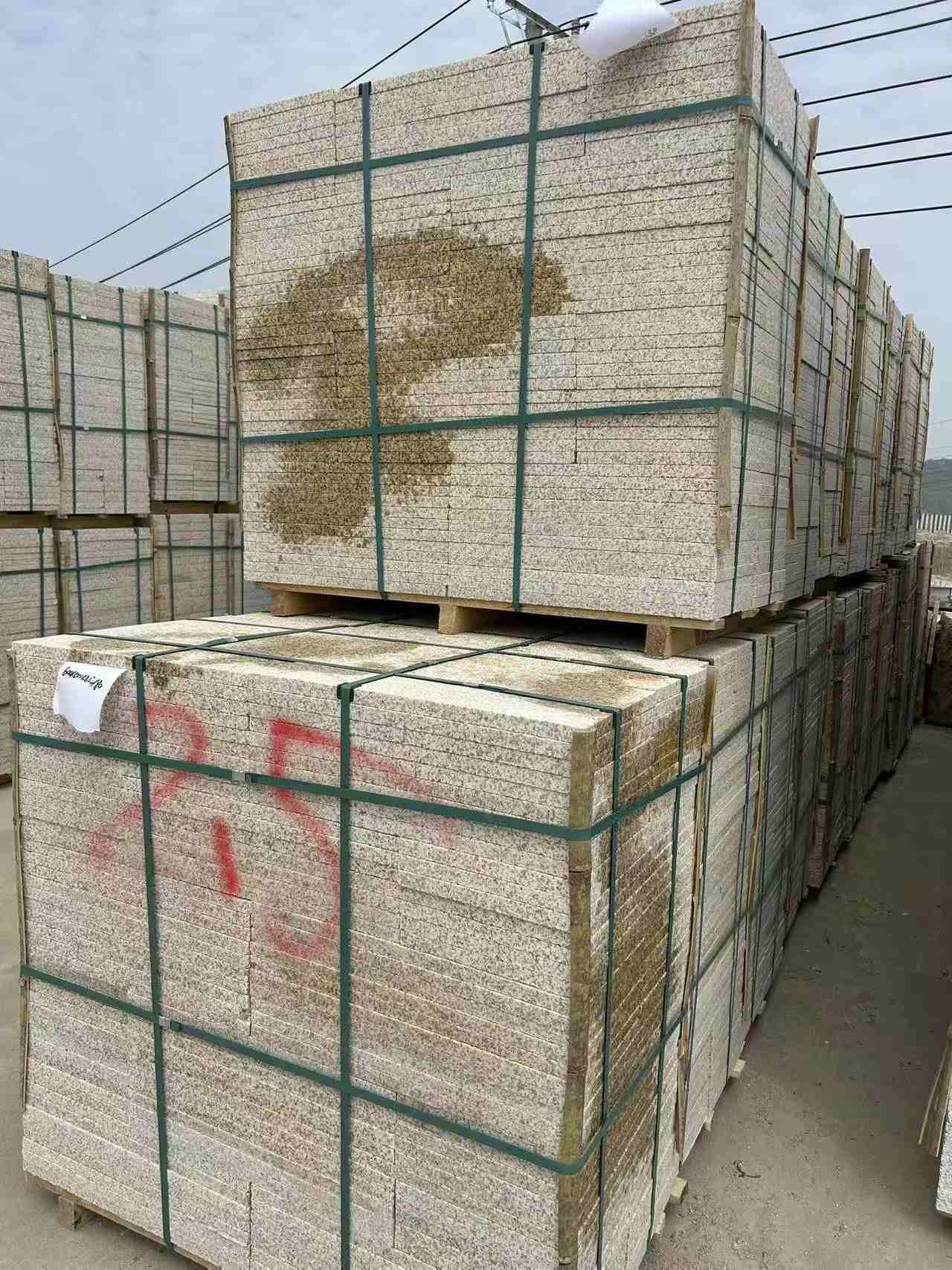 临汾 黄金麻花岗岩石材荔枝面地铺石2.5*300*600