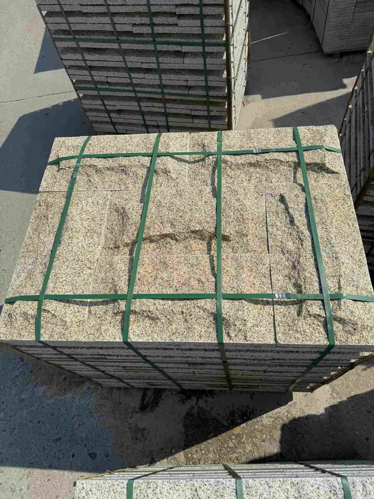 临汾 黄金麻花岗岩石材自然面蘑菇石成品