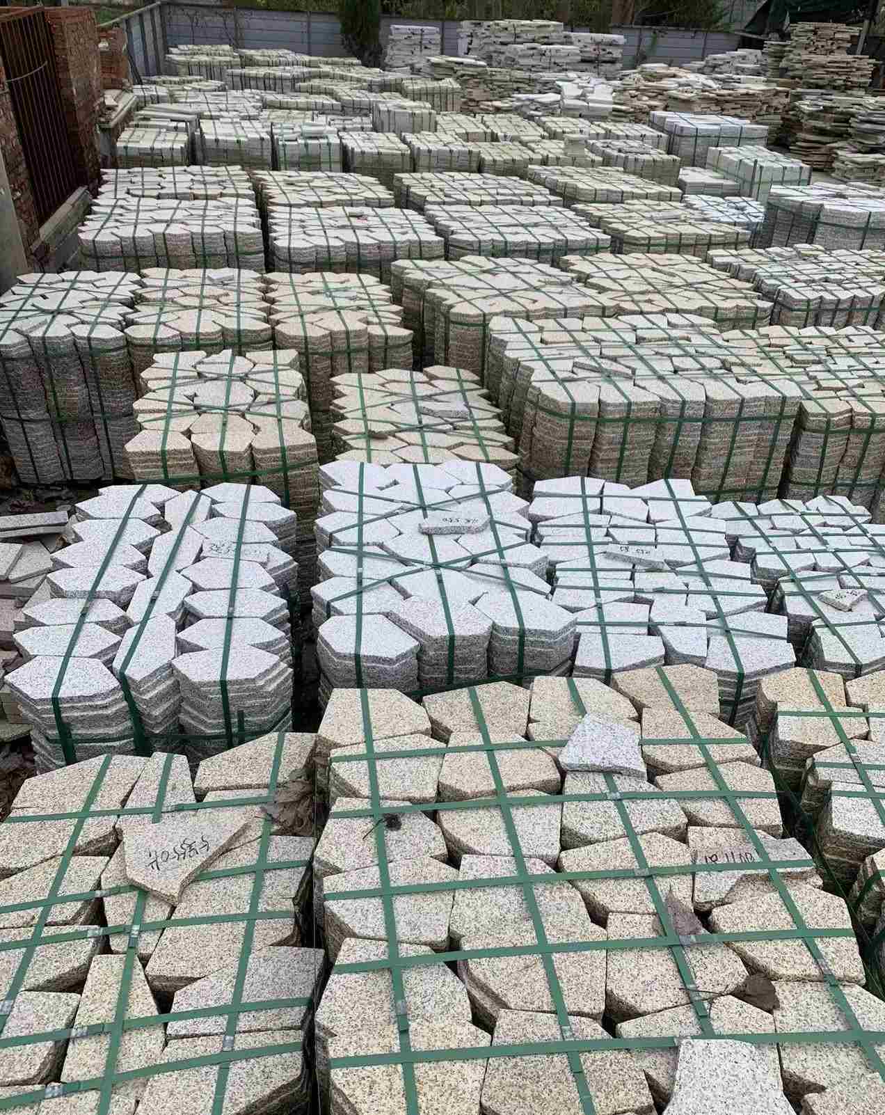 临汾 黄金麻白麻花岗岩荔枝面地铺石(冰裂纹)