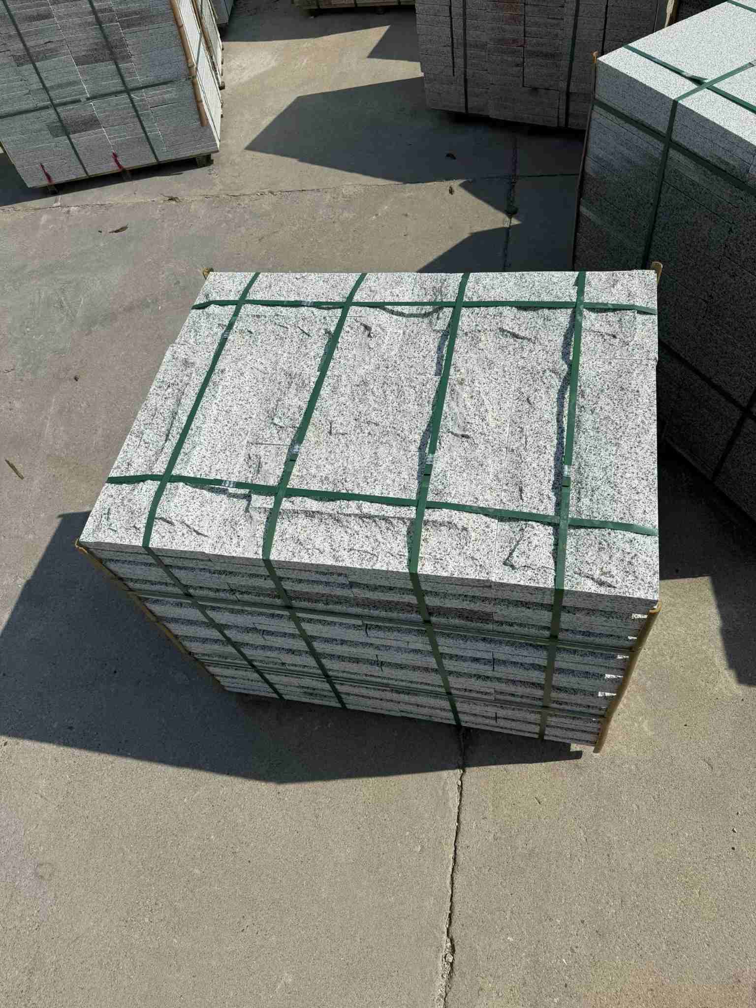 临汾 白麻花岗岩石材自然面蘑菇石成品