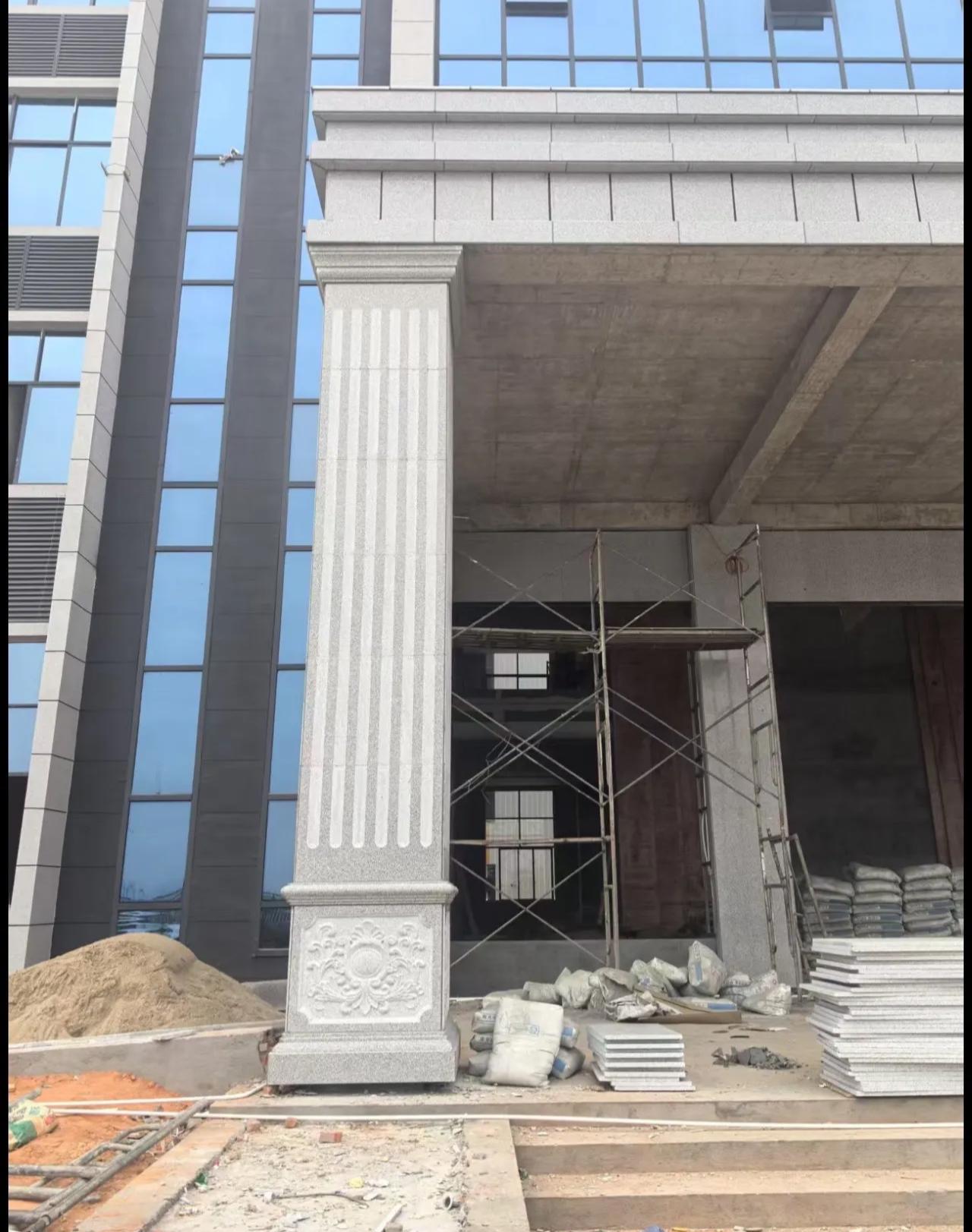 临汾 芝麻白光面花岗岩门楼大柱（罗马柱）配雕花底座