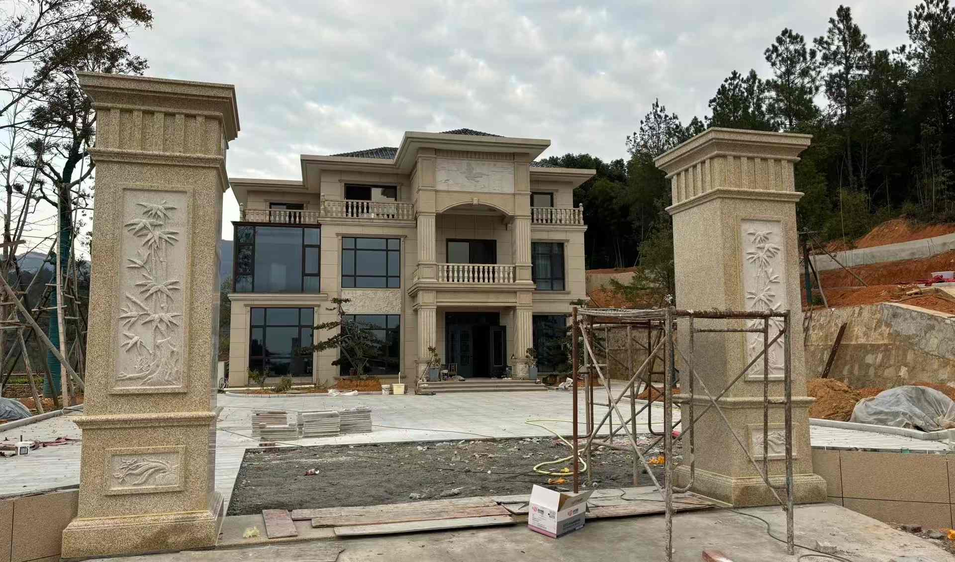 临汾 黄金麻花岗岩别墅雕花外墙干挂配上门口雕花罗马柱