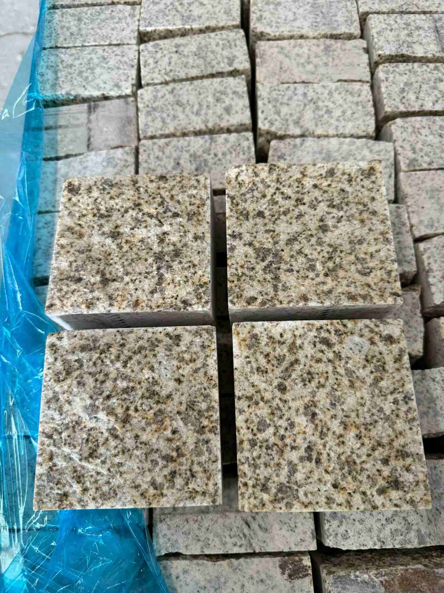 临汾 黄金麻花岗岩自然面小方块，弹石，马蹄石等