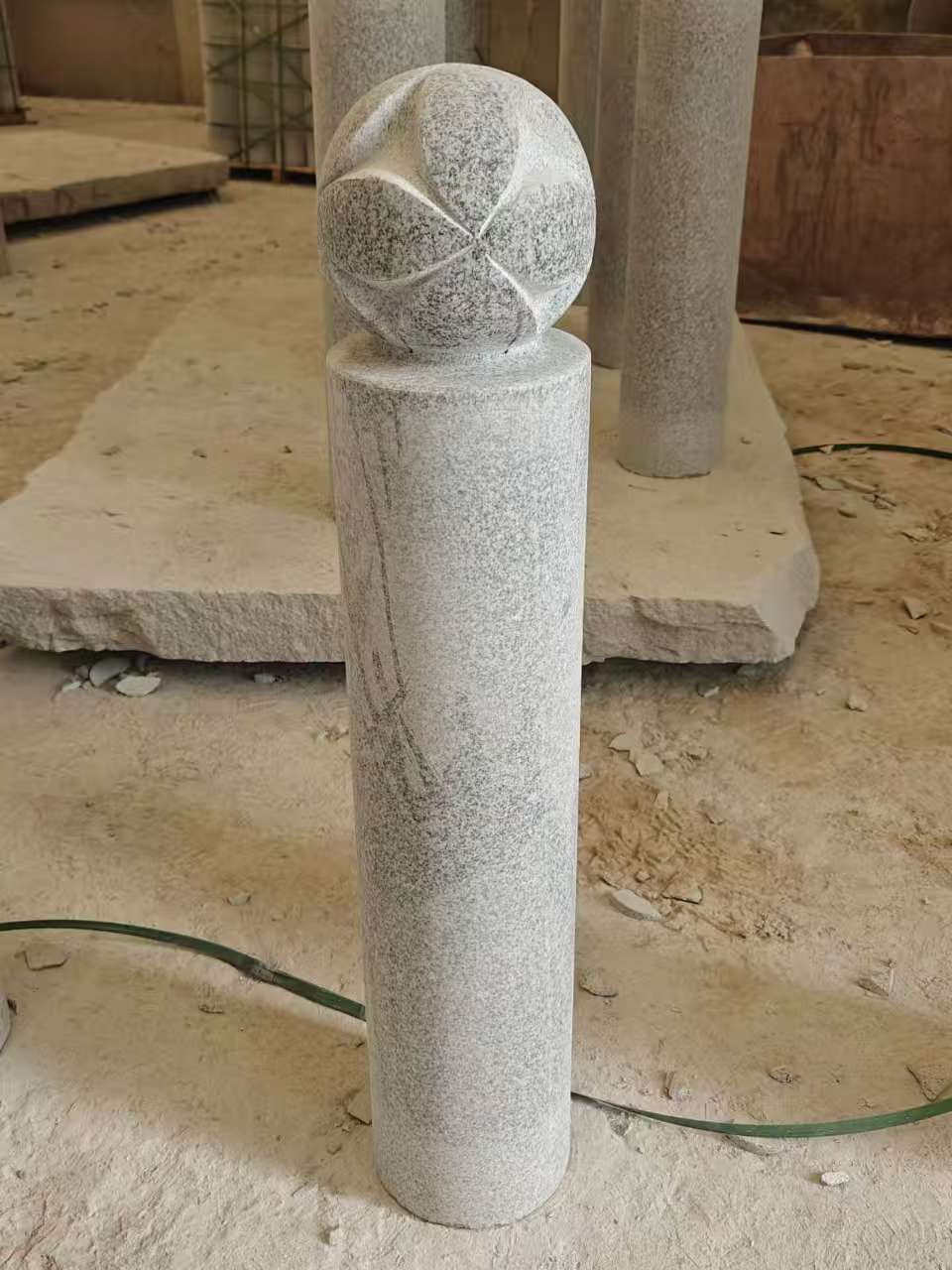 临汾 芝麻白花岗岩石材挡车石柱、停车柱、圆柱挡车柱、方柱挡车柱等