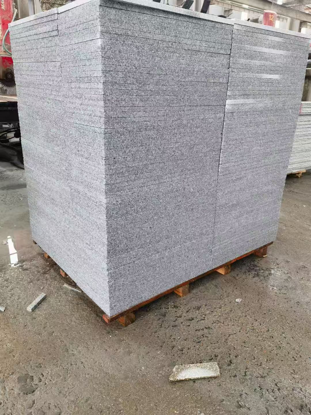 临汾 芝麻白火烧面1.8厚300*600地铺石，尺寸标准，厚薄均匀