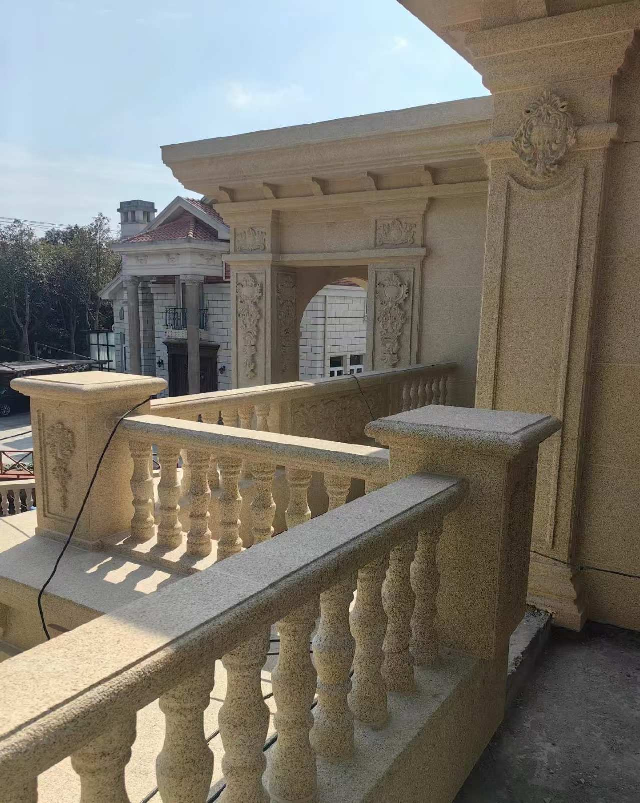 临汾 黄金麻别墅外墙干挂雕花配合阳台栏杆花瓶柱