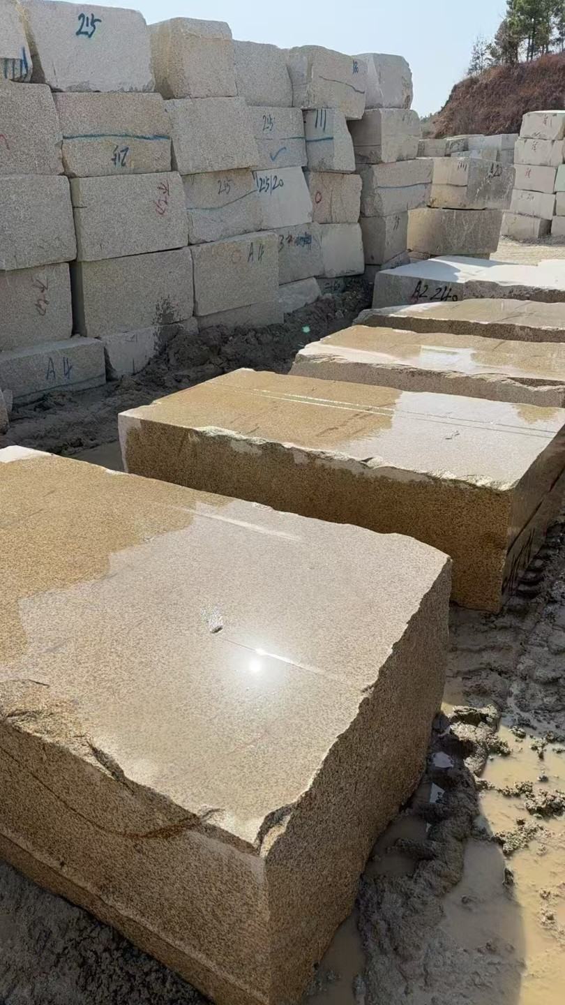 临汾 黄金麻方料堆场洗料分选中，原材料充足