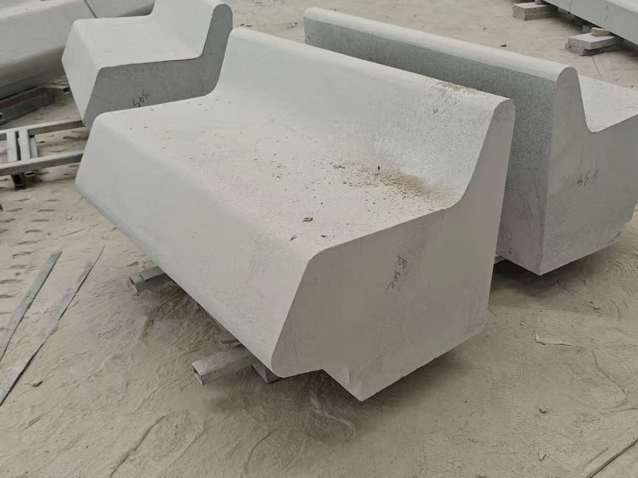 临汾 芝麻白花岗岩异形坐凳，石凳