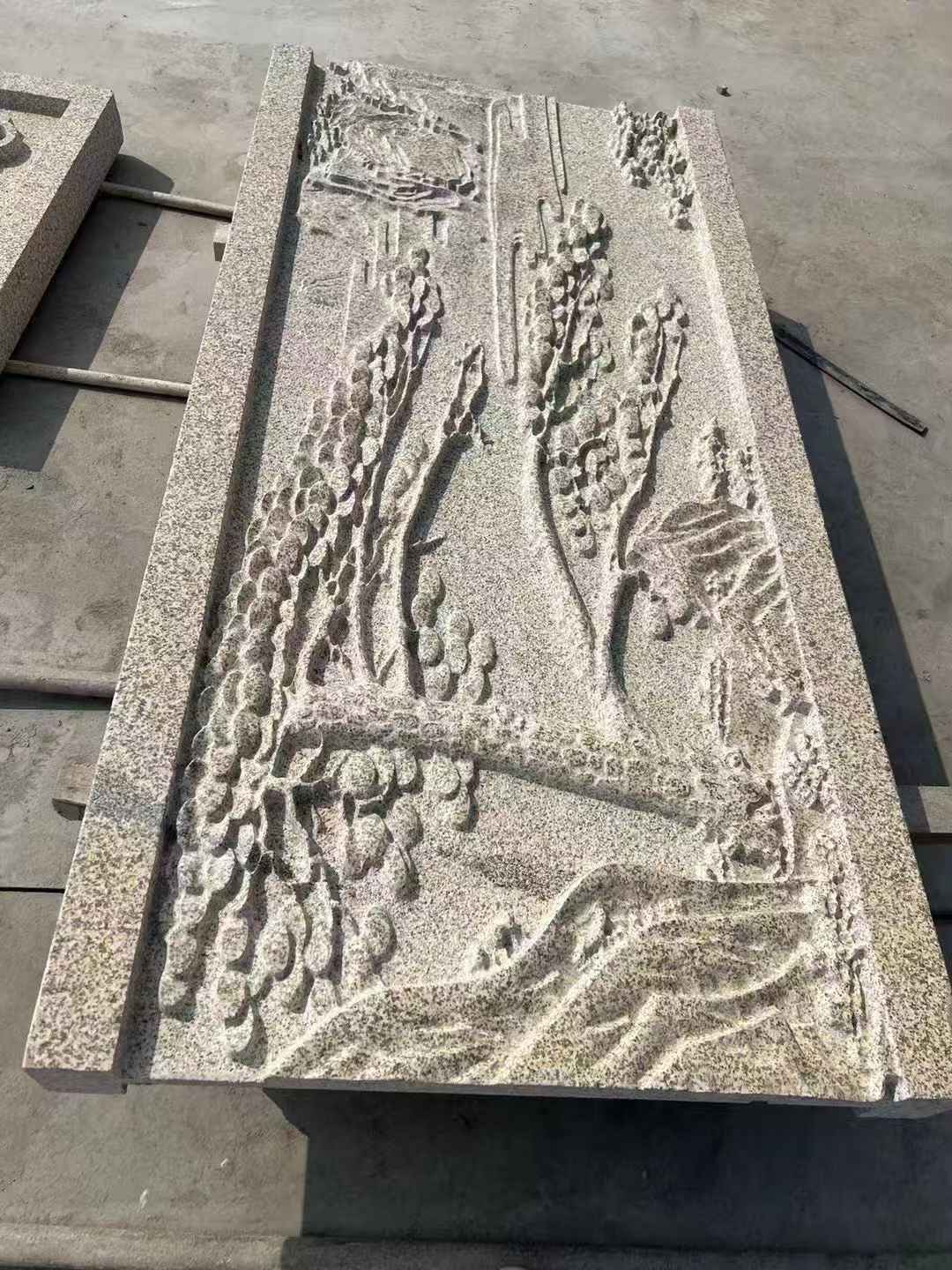 临汾 黄金麻雕刻板浮雕迎客松