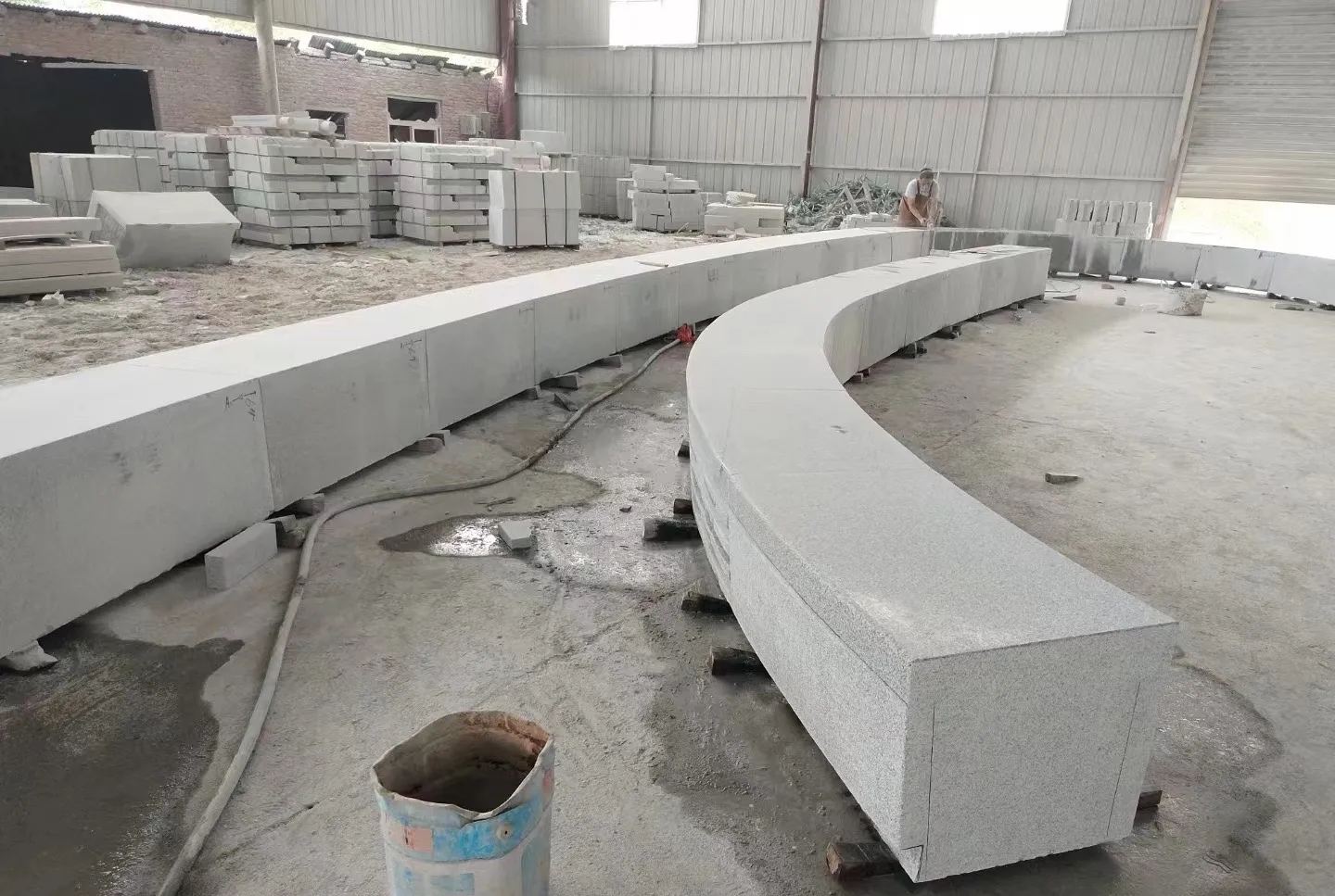 临汾芝麻白花岗岩石板材 园林光面弧形坐凳