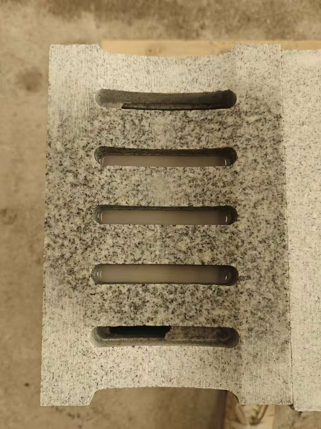 临汾 芝麻白拉丝面花岗岩U型开槽排水槽