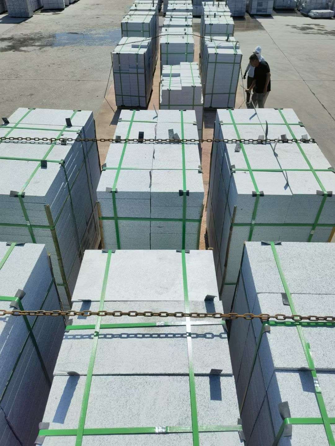 临汾 芝麻白花岗岩5公分地铺石 花岗岩厂家工厂装车日常